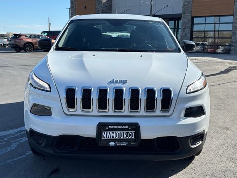 Used 2018 Jeep Cherokee Sport FWD image 2