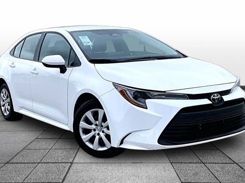Used 2025 Toyota Corolla LE FWD image 2