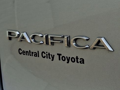 Used 2023 Chrysler Pacifica Touring-L image 30