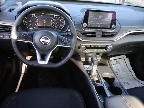 Used 2025 Nissan Altima 2.5 SV FWD image 17