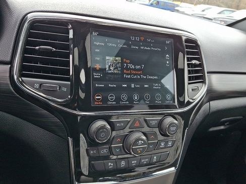 Used 2022 Jeep Grand Cherokee Laredo X image 24