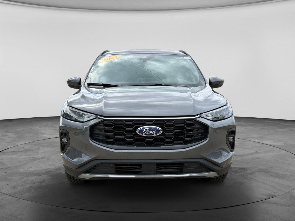 Used 2025 Ford Escape ST-Line Select AWD/4WD image 2