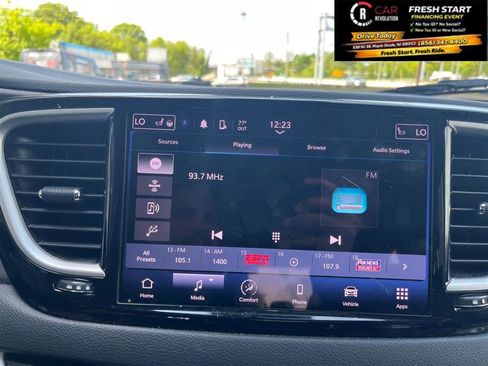 Used 2023 Chrysler Pacifica Touring-L FWD image 18