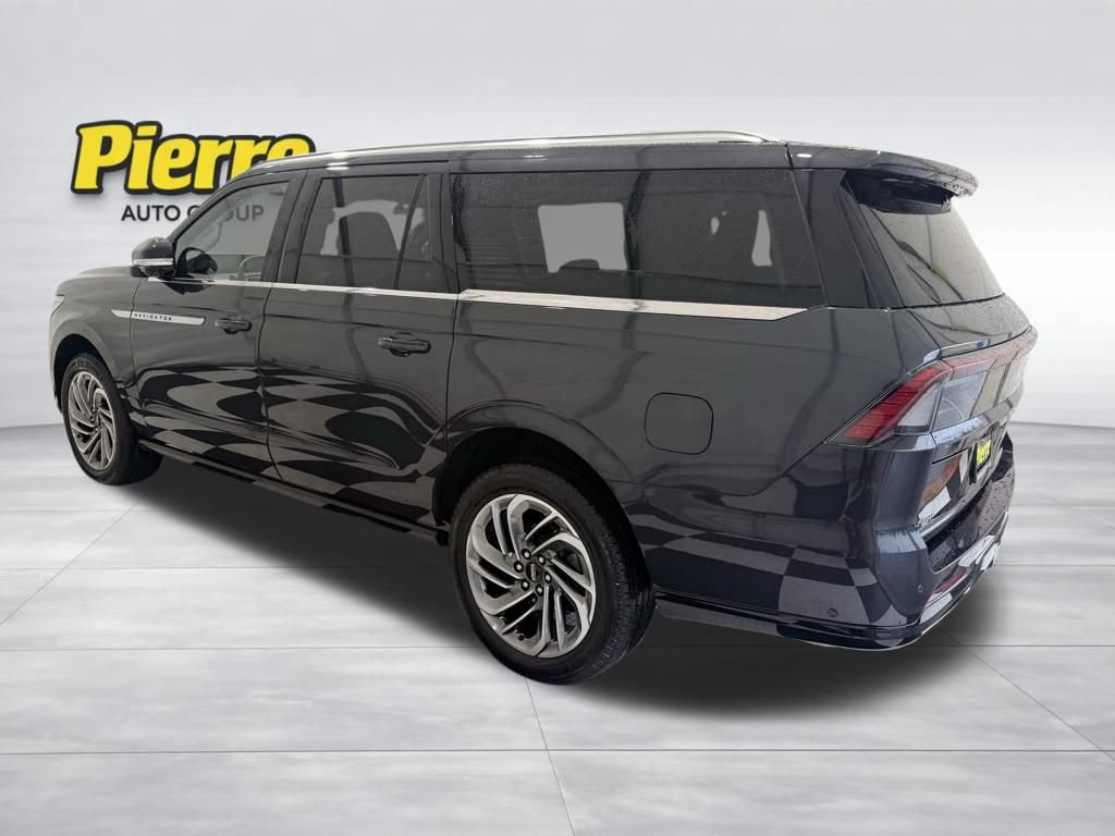 Used 2025 Lincoln Navigator L Reserve AWD/4WD image 2