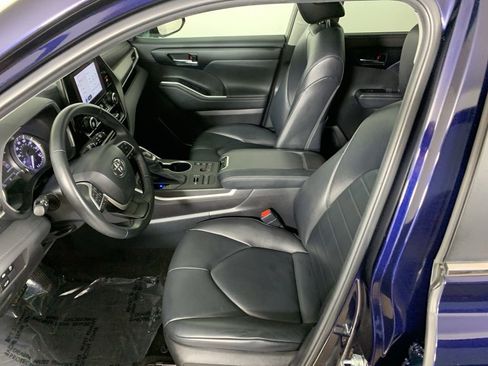 Used 2023 Toyota Highlander XLE AWD/4WD image 32