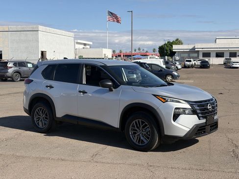 Used 2024 Nissan Rogue S image 2