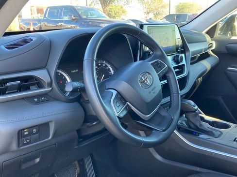 Used 2025 Toyota Highlander LE image 7