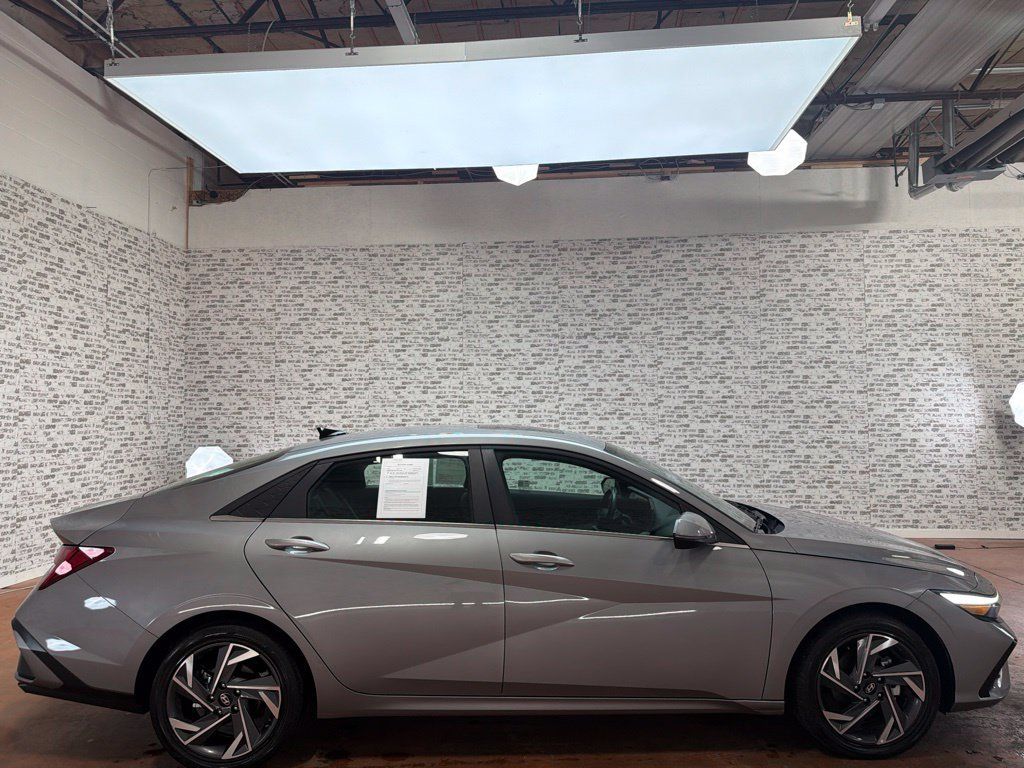 Certified 2024 Hyundai Elantra Limited FWD image 8