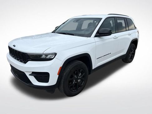 Used 2024 Jeep Grand Cherokee Altitude RWD image 3