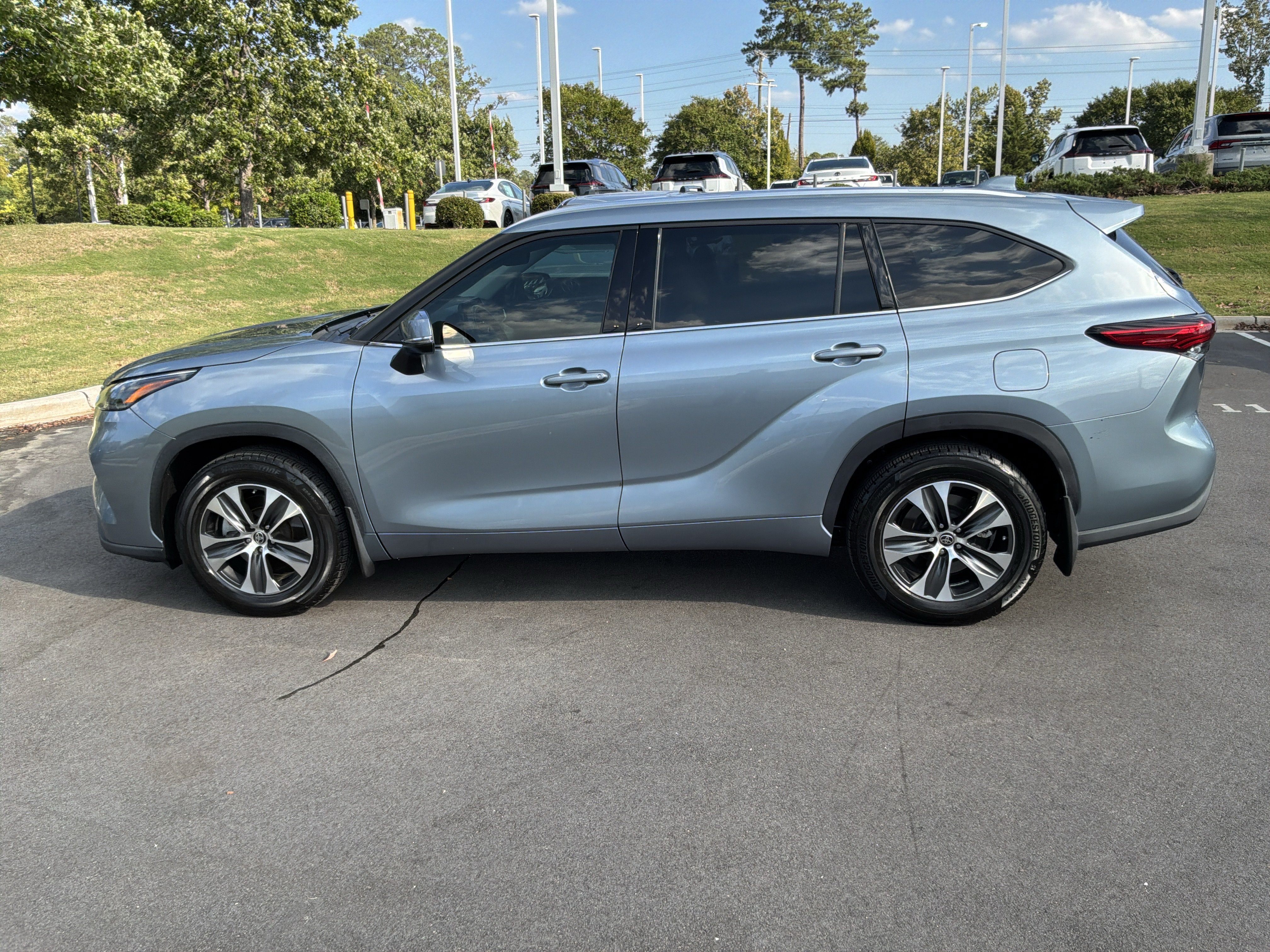 Used 2021 Toyota Highlander XLE FWD image 7