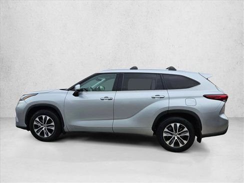 Used 2022 Toyota Highlander XLE AWD/4WD image 8