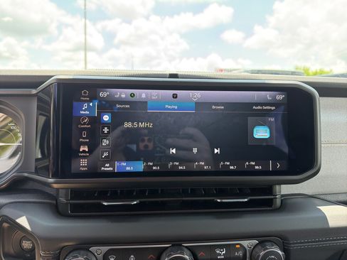 Used 2025 Jeep Wrangler Unlimited Sahara AWD/4WD image 21