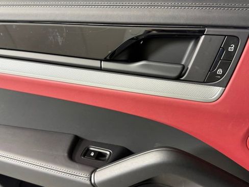 Used 2025 Porsche Cayenne S image 23