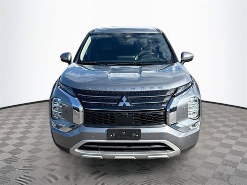 Used 2023 Mitsubishi Outlander SE image 2