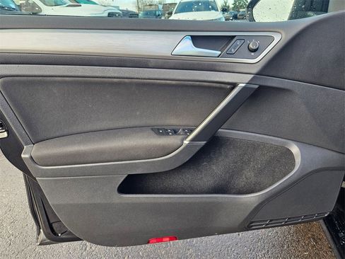 Used 2017 Volkswagen Golf S image 11