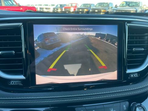 Used 2025 Chrysler Pacifica Limited image 17