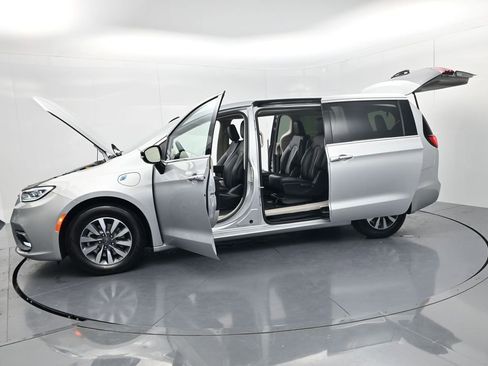Used 2024 Chrysler Pacifica Limited FWD image 67
