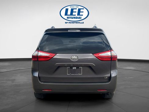 Used 2017 Toyota Sienna LE image 5