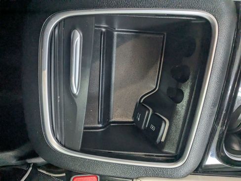 Used 2023 Chrysler Pacifica Limited w/ Uconnect Theater Family Group FWD image 20