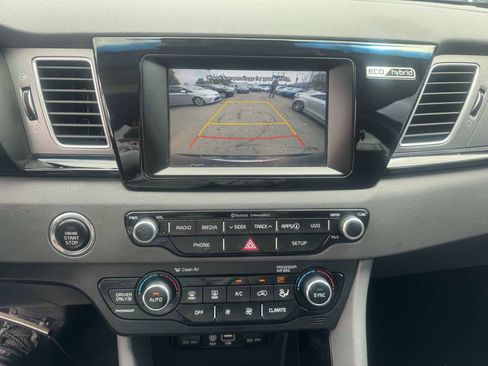 Used 2018 Kia Niro EX image 19