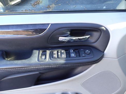 Used 2015 Chrysler Town & Country Touring w/ Driver Convenience Group FWD image 7