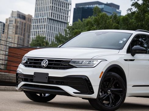 Certified 2023 Volkswagen Tiguan SE R-Line AWD/4WD image 2