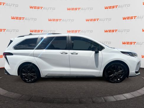 Used 2022 Toyota Sienna XSE w/ XSE Plus Package FWD image 6