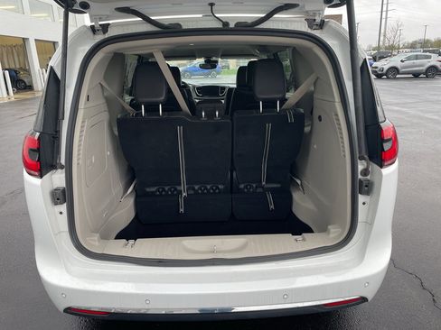 Used 2024 Chrysler Pacifica Select FWD image 9