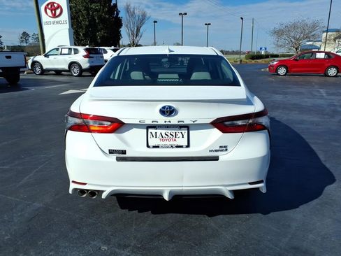Used 2022 Toyota Camry SE w/ Cold Weather Package image 4