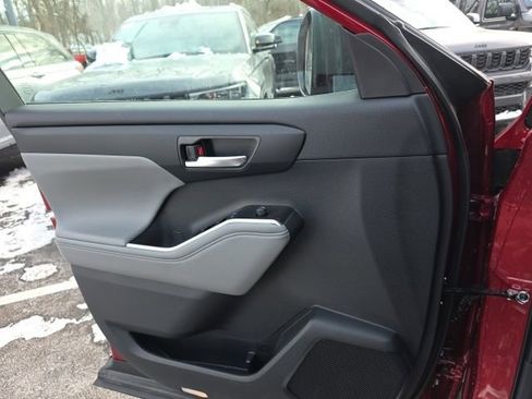 Used 2026 Toyota Highlander XLE image 11