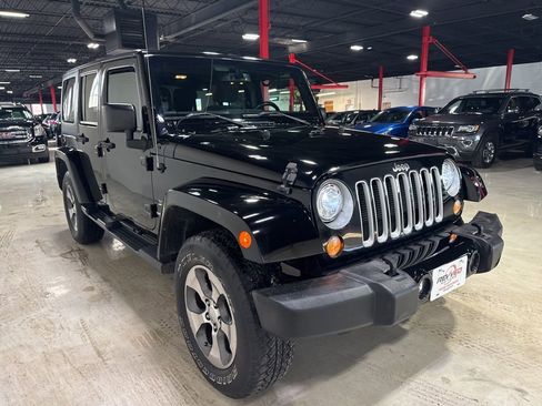 Used 2017 Jeep Wrangler Unlimited Sahara AWD/4WD image 8