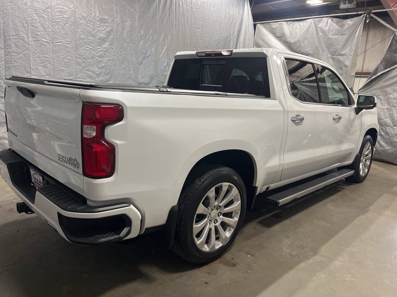 Used 2019 Chevrolet Silverado 1500 High Country w/ Technology Package AWD/4WD image 6
