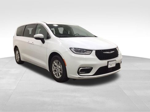 Used 2023 Chrysler Pacifica Touring-L FWD image 5
