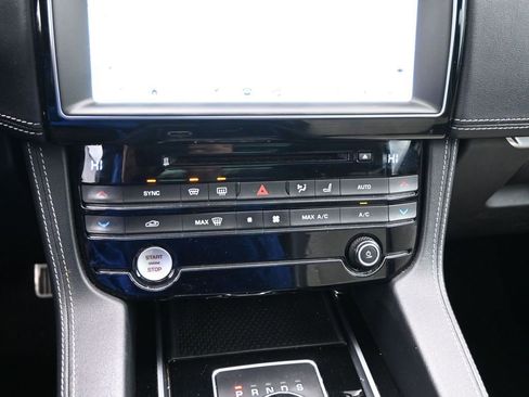 Used 2017 Jaguar F-PACE R-Sport image 18