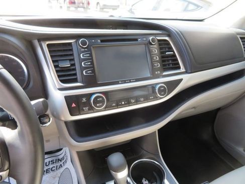 Used 2019 Toyota Highlander XLE image 23