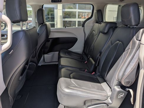Used 2017 Chrysler Pacifica Touring-L w/ Tire & Wheel Group FWD image 29