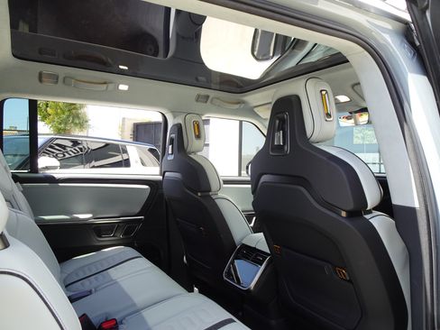 Used 2024 Rivian R1S Adventure AWD/4WD image 18