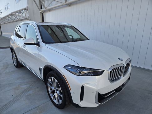 Used 2026 BMW X5 xDrive50e w/ Climate Comfort Package image 39