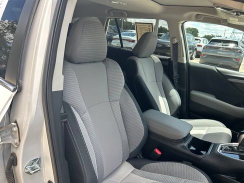 Used 2025 Subaru Outback Premium AWD/4WD image 32