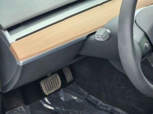 Used 2021 Tesla Model 3 Standard Range Plus image 17