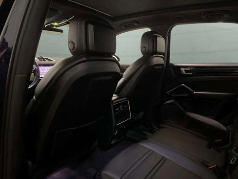 Used 2019 Porsche Cayenne w/ Premium Package image 18