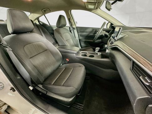 Used 2025 Nissan Altima 2.5 SV FWD image 29