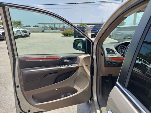 Used 2014 Chrysler Town & Country Touring-L w/ Driver Convenience Group FWD image 11