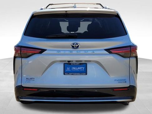 Used 2022 Toyota Sienna Platinum image 6