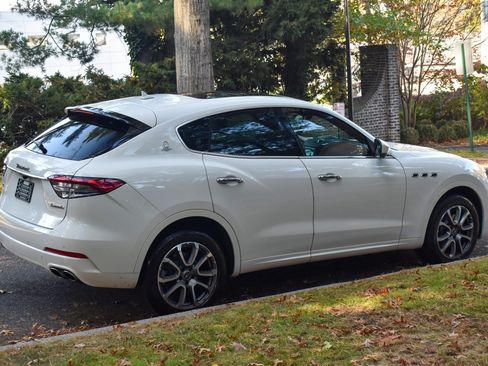 Used 2021 Maserati Levante AWD/4WD image 9