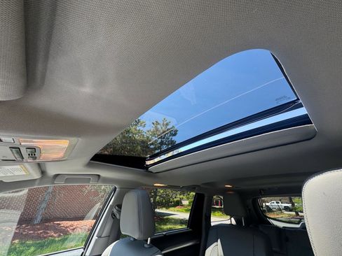 Used 2017 Toyota Highlander XLE AWD/4WD image 8