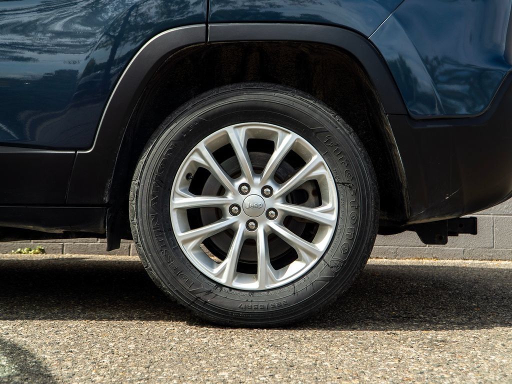 Used 2019 Jeep Cherokee Latitude w/ Cold Weather Group AWD/4WD image 13