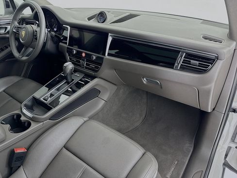 Certified 2025 Porsche Macan AWD/4WD image 31