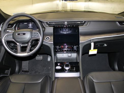 New 2025 Jeep Grand Cherokee Limited w/ Luxury Tech Group II image 9