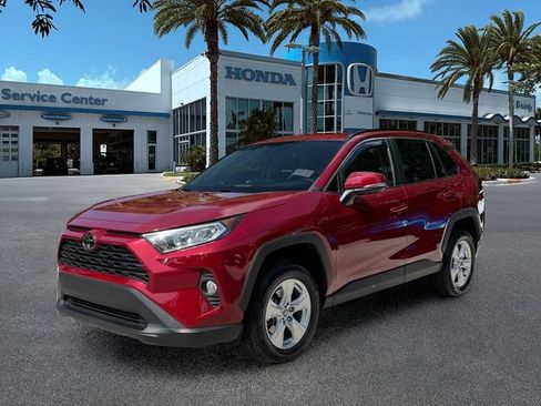 Used 2021 Toyota RAV4 XLE w/ Convenience Package FWD image 4